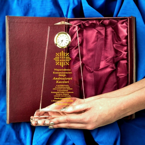 Poważny i elegancki prezent dla policjanta komendanta emeryta na urodziny - statuetka z zegarkiem i grawerem + etui w cenie 0223W47c.jpg