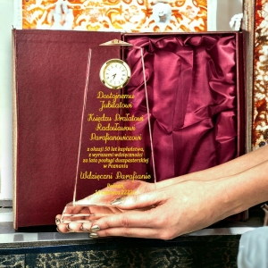 Elegancki prezent dla księdza kapłana na urodziny imieniny - personalizowane życzenia dla kapłana w cenie - kryształowa statuetka z zegarkiem