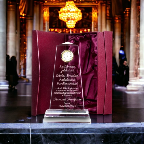 Elegancki prezent dla księdza kapłana na urodziny imieniny - personalizowane życzenia dla kapłana w cenie - kryształowa statuetka z zegarkiem 0223W56e.jpg