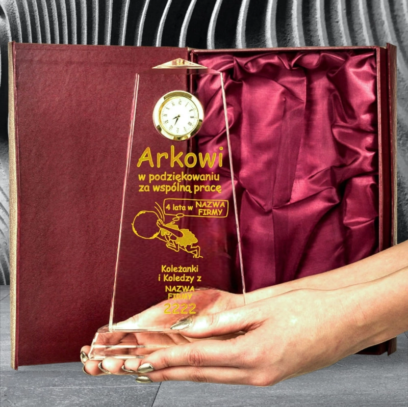 Elegancki prezent dla pracownika szefa koleżanki kolegi z pracy - personalizowana statuetka z życzeniami - etui w cenie 0223W58c.jpg