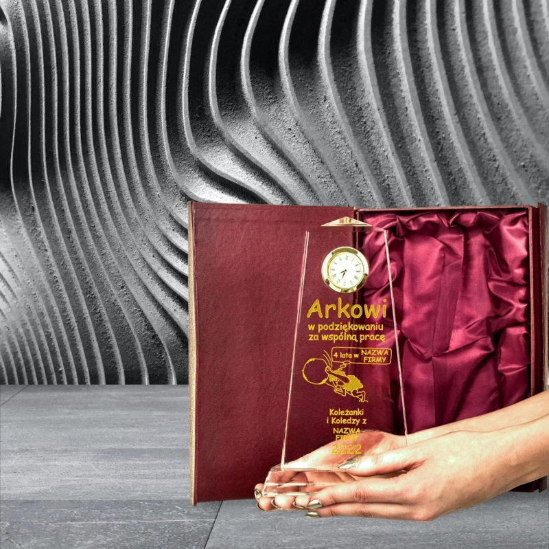 Elegancki prezent dla pracownika szefa koleżanki kolegi z pracy - personalizowana statuetka z życzeniami - etui w cenie 0223W58d.jpg