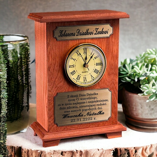 Grawerowana komódka prezent na Dzień Dziadka Zegar na baterie upominek w dobrej cenie