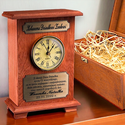 Jaki praktyczny prezent na Dzień Dziadka? Grawerowany zegar komódka z Twoimi życzeniami