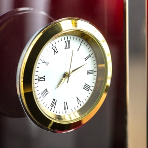 Kryształowa Statuetka z Zegarkiem – Ekskluzywny Prezent Emerytalny dla Kobiety 0223c.jpg