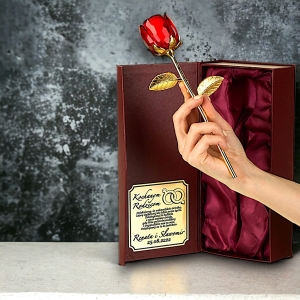 Personalizowana Bordowa Róża w Etui – Pamiątka dla Rodziny Rodziców Mamy Taty na Wesele Ślub 0268W07c.jpg
