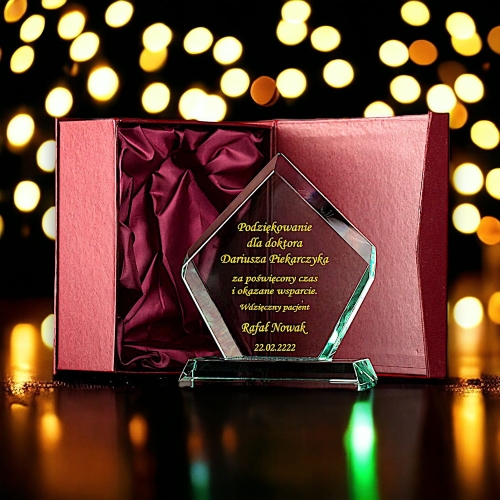 Podziękowanie dla Lekarza Chirurga za udaną operację od Pacjenta - piękna szklana statuetka z grawerem i etui