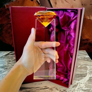 Możemy wykonać dla Ciebie dowolną personalizację diamentowej statuetki. W cenie etui + złocenie / srebrzenie graweru.