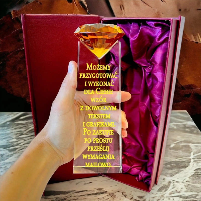 Możemy wykonać dla Ciebie dowolną personalizację diamentowej statuetki.