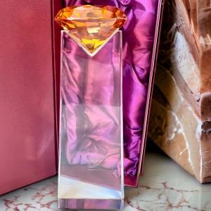 Możemy wykonać dla Ciebie dowolną personalizację diamentowej statuetki. W cenie etui + złocenie / srebrzenie graweru.