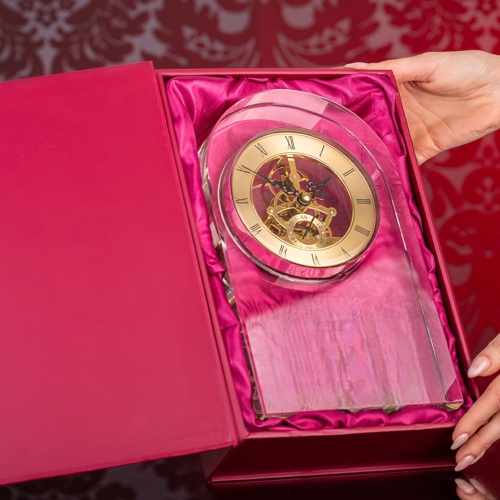 Piękny kryształowy zegar statuetka trofeum statuetka na każdą okazję grubości aż 4 cm. Dowolny grawer w cenie oraz piękne sztywne etui prezentowe. Może służyć jako ekskluzywny upominek biznesowy. Dostępny tylko w Dekoprint.pl 0329d1.jpg