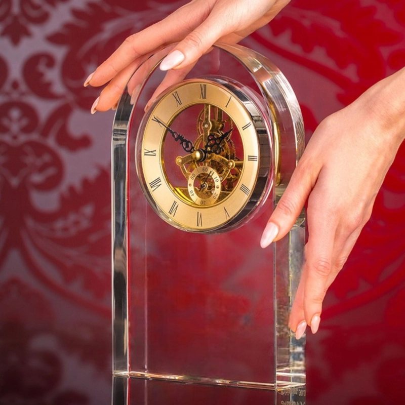 Piękny kryształowy zegar statuetka trofeum statuetka na każdą okazję grubości aż 4 cm. Dowolny grawer w cenie oraz piękne sztywne etui prezentowe. Może służyć jako ekskluzywny upominek biznesowy. Dostępny tylko w Dekoprint.pl 0329c1.jpg