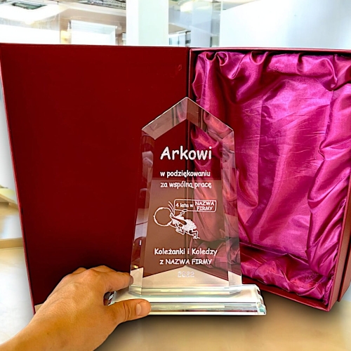 Śmieszny Prezent dla Pracownika Pracownicy Kolegi Koleżanki z Pracy na rocznicę zatrudnienia jubileusz pracy w firmie - statuetka grawerowana z Twoją dedykacją