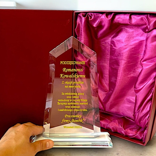 Oficjalny Prezent Nagroda dla zasłużonego Pracownika Handlowca Dyrektora Kierownika od Pracodawcy Zarządu Firmy - piękna szklana statuetka z Twoją dedykacją i etui prezentowym