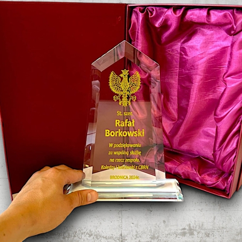 Podziękowanie za służbę żołnierską - prezent od kierownictwa kolegów z Wojska - szklana duża statuetka z godłem logiem i złoceniem