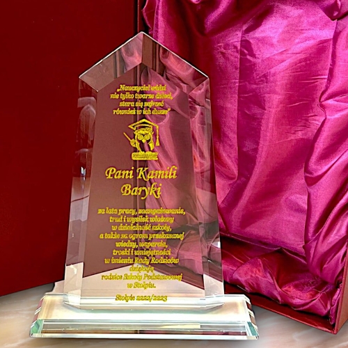 Prezent dobry i tani dla nauczyciela i nauczycielki dyrektora szkoły GRAWEROWANA statuetka z etui