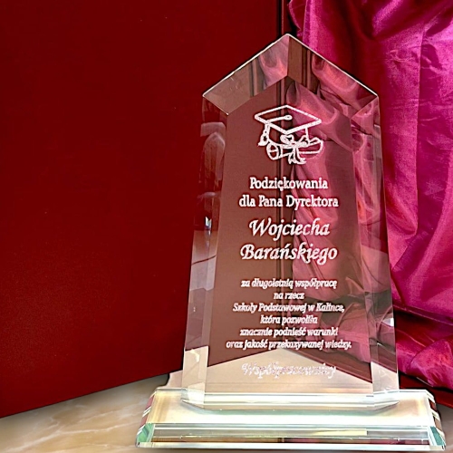 Prezent dobry i tani dla nauczyciela i nauczycielki dyrektora szkoły GRAWEROWANA statuetka z etui (1)