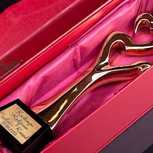 Grawerowana złota statuetka w kształcie serca z etui - trofeum statuetka podziękowania prezent na rocznicę ślubu 1-99 urodziny złote srebrne gody 0291d.jpg