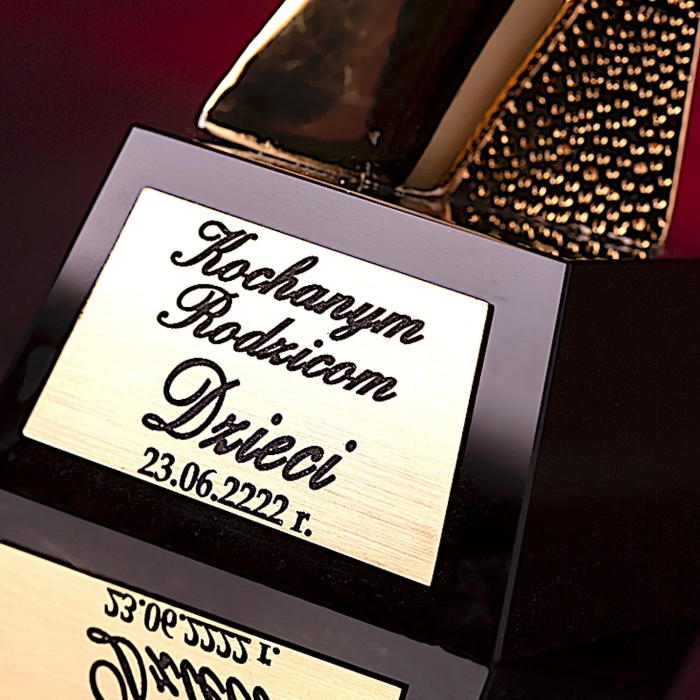 Złota statuetka trofeum sportowe — zdjęcie 2