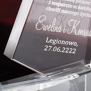 Krzywy obelisk z grubego kryształu — zdjęcie 9