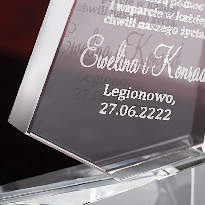 Krzywy obelisk z grubego kryształu — zdjęcie 9