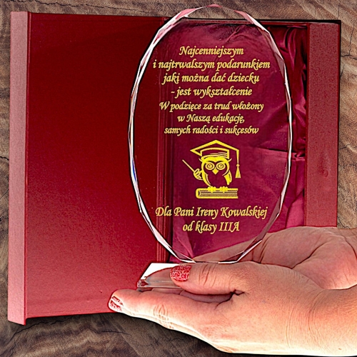 Podziękowanie Prezent Upominek dla Dyrektora Dyrektorki Nauczyciela Nauczycielki Szkoły Uczelni z okazji przejścia na emeryturę - grawerowana tarcza dyplom z etui ozdobnym 0151W35b.jpg