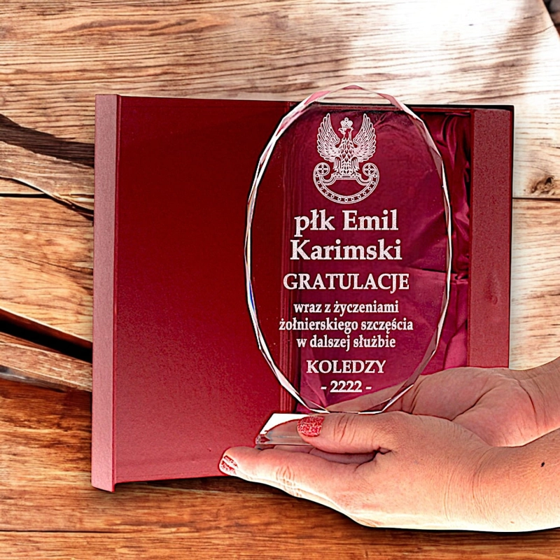 Prezent dla żołnierza wojskowego na jubileusz służby wybitne osiągnięcia grawerowany kryształ z etui dla Kapitana Kaprala Sierżanta Majora Generała Komandora Oficera Podoficera Pułkownika 0151W48b.jpg