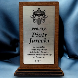 TANI Prezent dla Policjanta Policjantki Komendanta Przełożonego z okazji awansu odejścia ze służby na emeryturę - budżetowa statuetka. 0358W24b.jpg