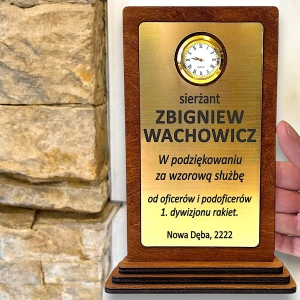 Tani Prezent dla Żołnierza Sierżanta Plutonowego Kaprala Majora Generała Komandora Oficera Pułkownika - Statuetka Grawerowana z Zegarem 0359W21b.jpg