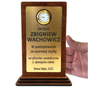 Tani Prezent dla Żołnierza Sierżanta Plutonowego Kaprala Majora Generała Komandora Oficera Pułkownika - Statuetka Grawerowana z Zegarem 0359W21a.jpg