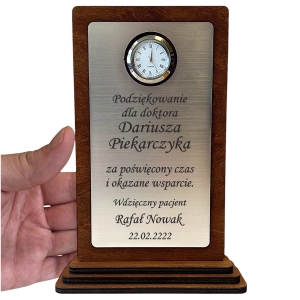 Tanie i ładne podziękowanie dla Lekarza Chirurga Zespołu Operacyjnego za uratowanie życia udany zabieg szczególną opiekę - statuetka grawerowana z zegarkiem 0359W19a.jpg
