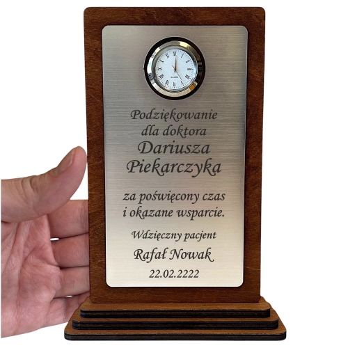 Tanie i ładne podziękowanie dla Lekarza Chirurga Zespołu Operacyjnego za uratowanie życia udany zabieg szczególną opiekę - statuetka grawerowana z zegarkiem 0359W19a.jpg