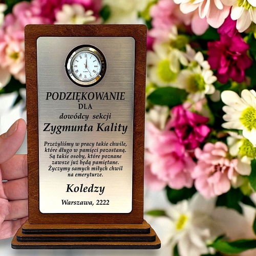 Tani Prezent dla Kolegi Koleżanki z Pracy Strażaka Policjanta Pilota - statuetka grawerowana z zegarkiem 0359W15b.jpg