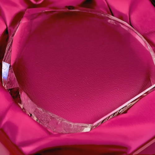 Piękny kryształ w kształcie łezki z dowolnym grawerem na dowolną okazję. Ma w cenie ozdobne etui prezentowe i ręcznie złocony grawer. 0149c2.jpg