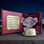 Produkt powiązany z tym co oglądasz / szukasz - kryształowe dłonie gratulacje statuetka z etui i dwoma grawerami w cenie