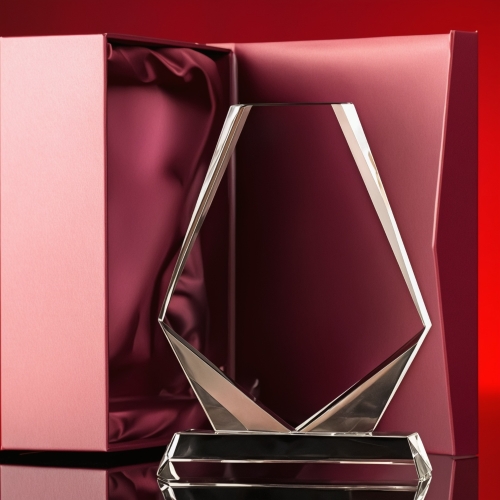 Kryształowa statuetka obelisk upominek biznesowy firmowy z ozdobnym etui prezentowym w cenie.  0262a3.jpeg
