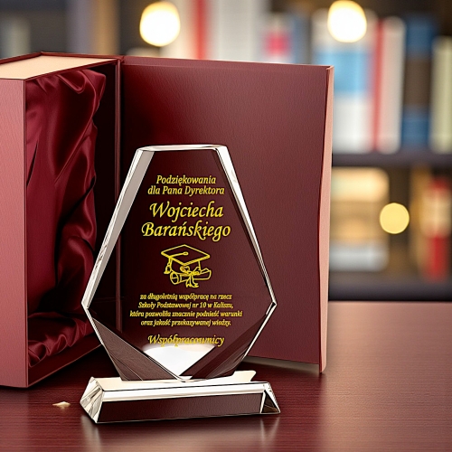 Podziękowanie Prezent Upominek dla Dyrektora Dyrektorki Nauczyciela Nauczycielki Szkoły Uczelni z okazji przejścia na emeryturę - grawerowana tarcza dyplom z etui ozdobnym 0262W53b.jpg