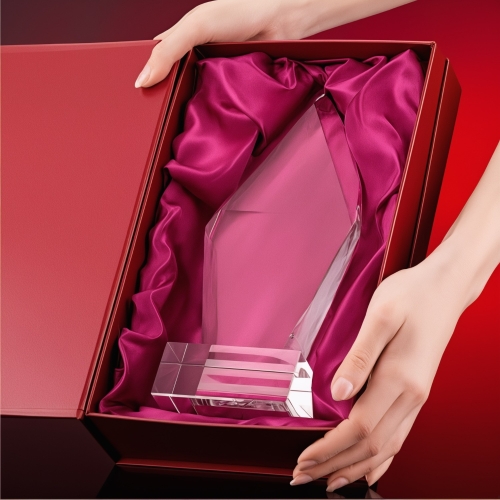 Ogromna, duża i ciężka statuetka  w kształcie płomienia z etui ozdobnym. Mierzy aż 26 cm i jest wykonana z kryształu. W cenie dowolny grawer złocenie / srebrzenie.  Jest odpowiednia jako upominek biznesowy firmowy oraz na okazje prywatne. 0324d3.jpg