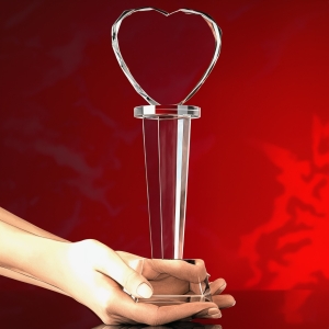 Piękna statuetka w kształcie serca na kolumnie - 26 cm wysokości z ozdobnym etui prezentowym w cenie.  Prezent który zapadnie obdarowanej osobie w pamięć na lata. Pamiątka do końca życia.  0260e3.jpg