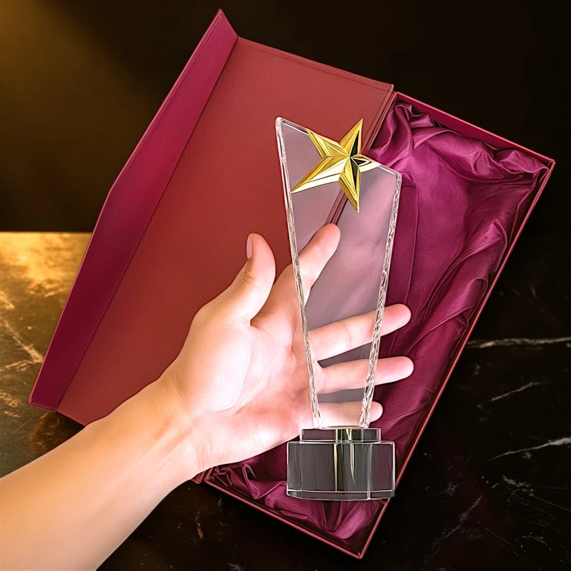 Statuetka 27 cm z metalową gwiazdą — zdjęcie 2