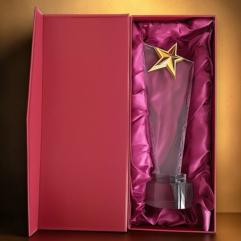 Statuetka 27 cm z metalową gwiazdą — zdjęcie 3