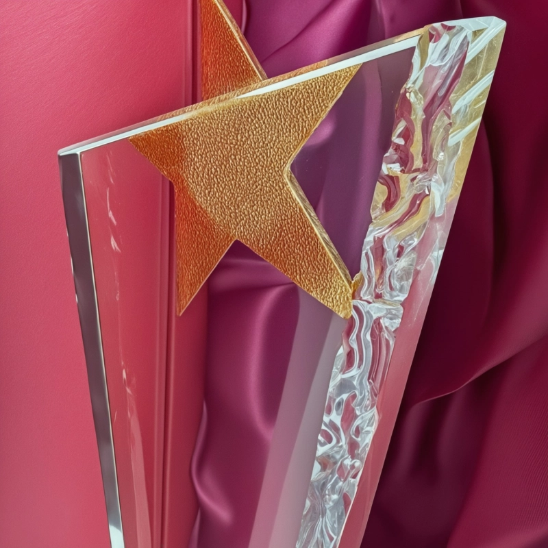 Piękna i wielka kryształowa 27 cm statuetka z metalową gwiazdą na górze. Grawer dostosujemy do dowolnej wybranej przez Ciebie okazji. W cenie etui prezentowe.  0362g2.jpg