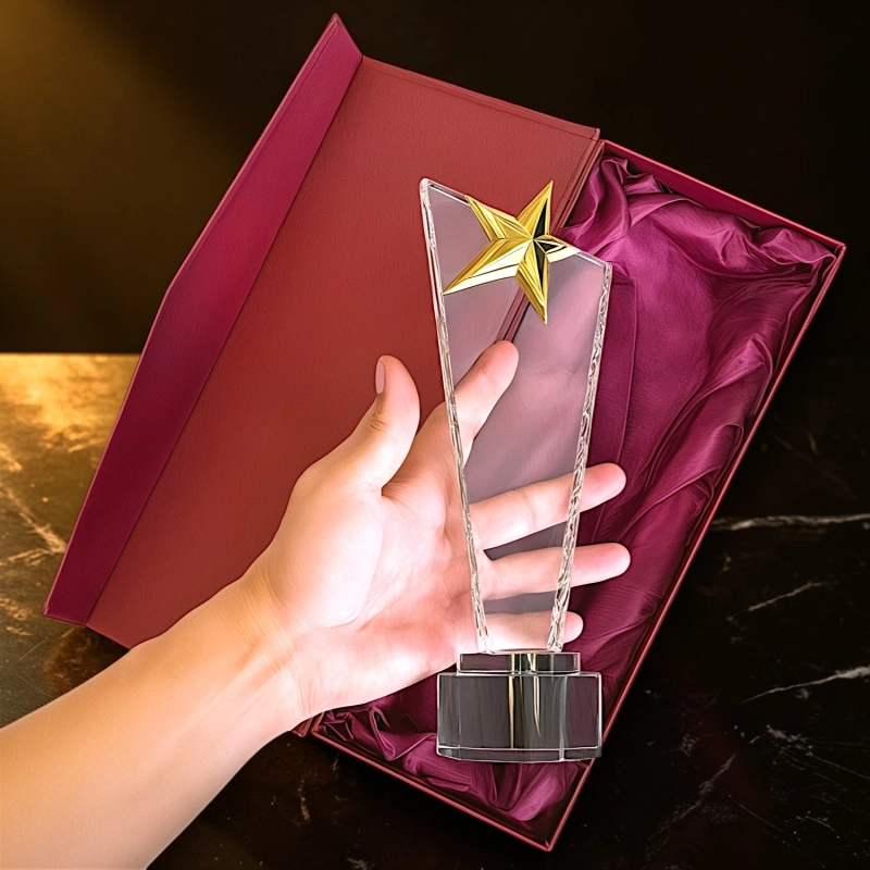 Piękna i wielka kryształowa 27 cm statuetka z metalową gwiazdą na górze. Grawer dostosujemy do dowolnej wybranej przez Ciebie okazji. W cenie etui prezentowe.  0362c3.jpg