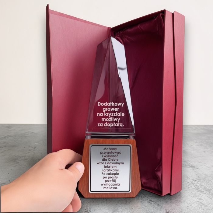 Statuetka 27 cm na drewnianej podstawie — zdjęcie 4