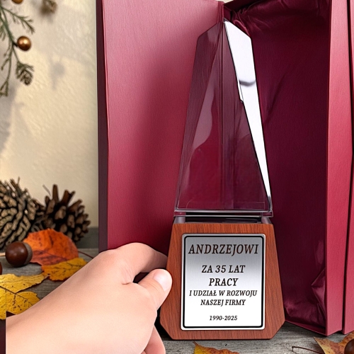 Nagroda Gratulacje Podziękowanie Podziękowania dla Pracownika Upominek Biznesowy za Lata Pracy Staż Pracy Jubileusz Zatrudnienia w jednej firmie - Statuetka Kryształowa z Drewnianą Podstawą