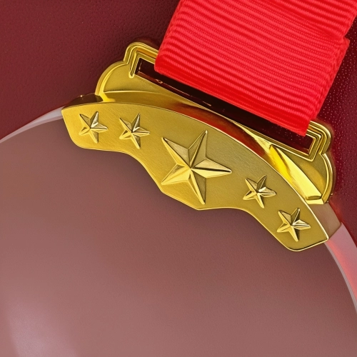 Kryształowy medal o średnicy 80 mm z czerwoną wstążką, umieszczony w eleganckim bordowym etui i  – idealny jako nagroda, pamiątka lub upominek biznesowy na różne okazje. 0372g2.jpg