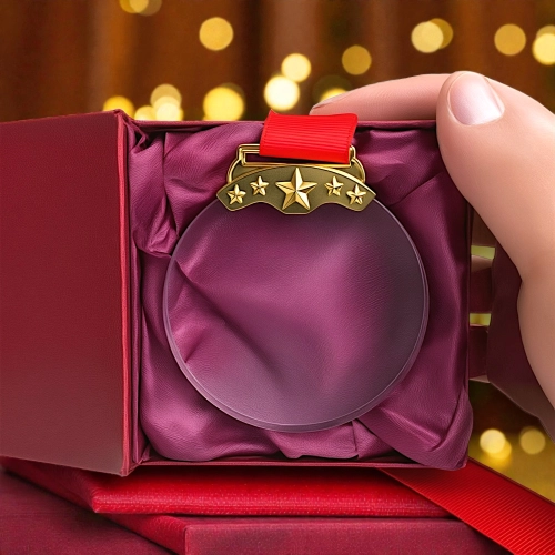 Kryształowy medal o średnicy 80 mm z czerwoną wstążką, umieszczony w eleganckim bordowym etui i  – idealny jako nagroda, pamiątka lub upominek biznesowy na różne okazje. 0372b3.jpg