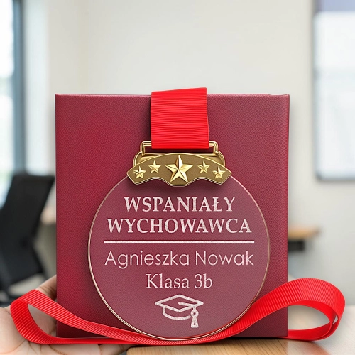 Tani Niedrogi Prezent dla Nauczyciela Nauczycielki Wychowawcy Wychowawczyni na Koniec Roku Szkolnego Medal Pamiątkowy Grawerowany z Etui Prezentowym 0372W12b.jpg