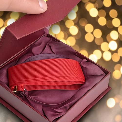 Kryształowy medal o średnicy 80 mm z czerwoną wstążką, umieszczony w eleganckim bordowym etui i  – idealny jako nagroda, pamiątka lub upominek biznesowy na różne okazje. 0372c3.jpg