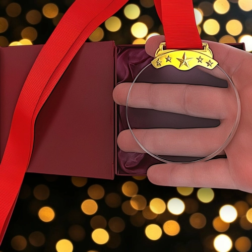 Kryształowy medal o średnicy 80 mm z czerwoną wstążką, umieszczony w eleganckim bordowym etui i  – idealny jako nagroda, pamiątka lub upominek biznesowy na różne okazje. 0372d3.jpg