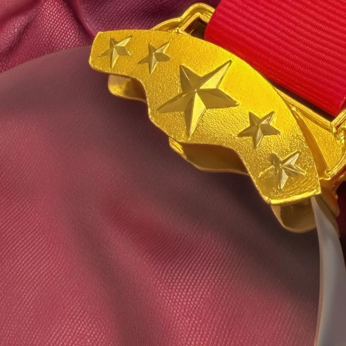 Kryształowy medal o średnicy 80 mm z czerwoną wstążką, umieszczony w eleganckim bordowym etui i  – idealny jako nagroda, pamiątka lub upominek biznesowy na różne okazje. 0372f2.jpg